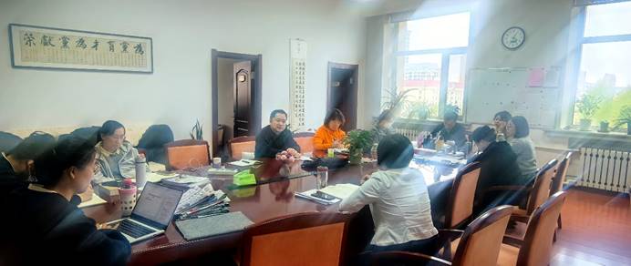 几个人在桌子前 AI 生成的内容可能不正确。