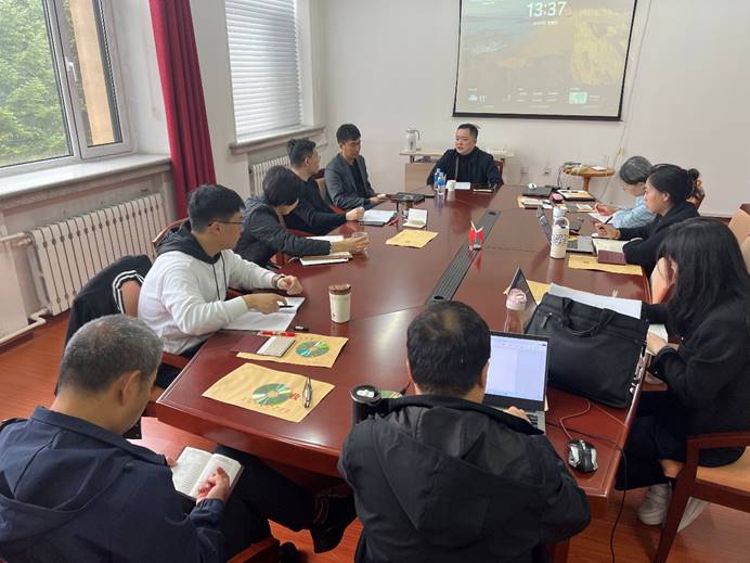 一群小孩坐在桌子前 AI 生成的内容可能不正确。